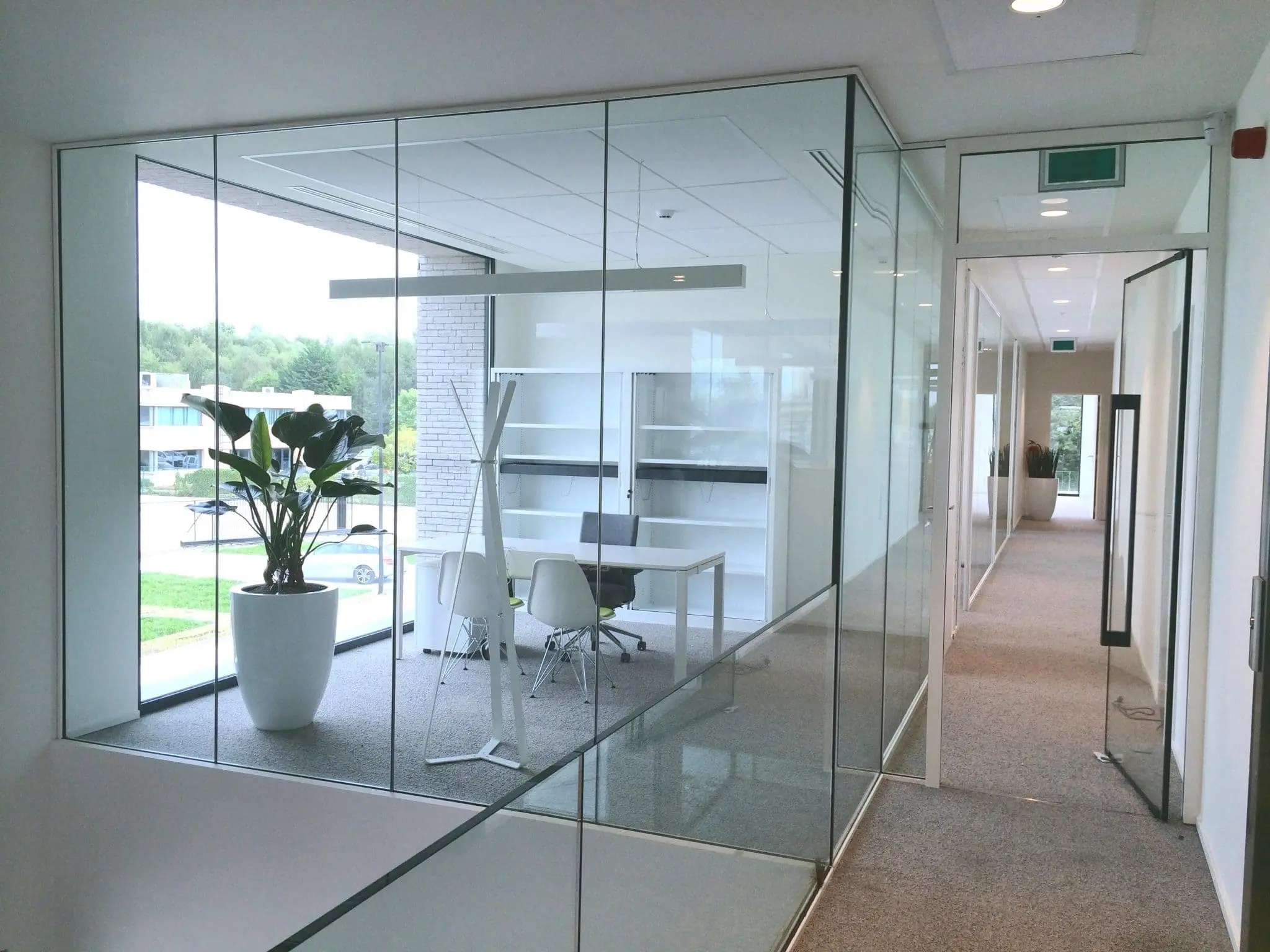 Frameless glass cabin partition for office