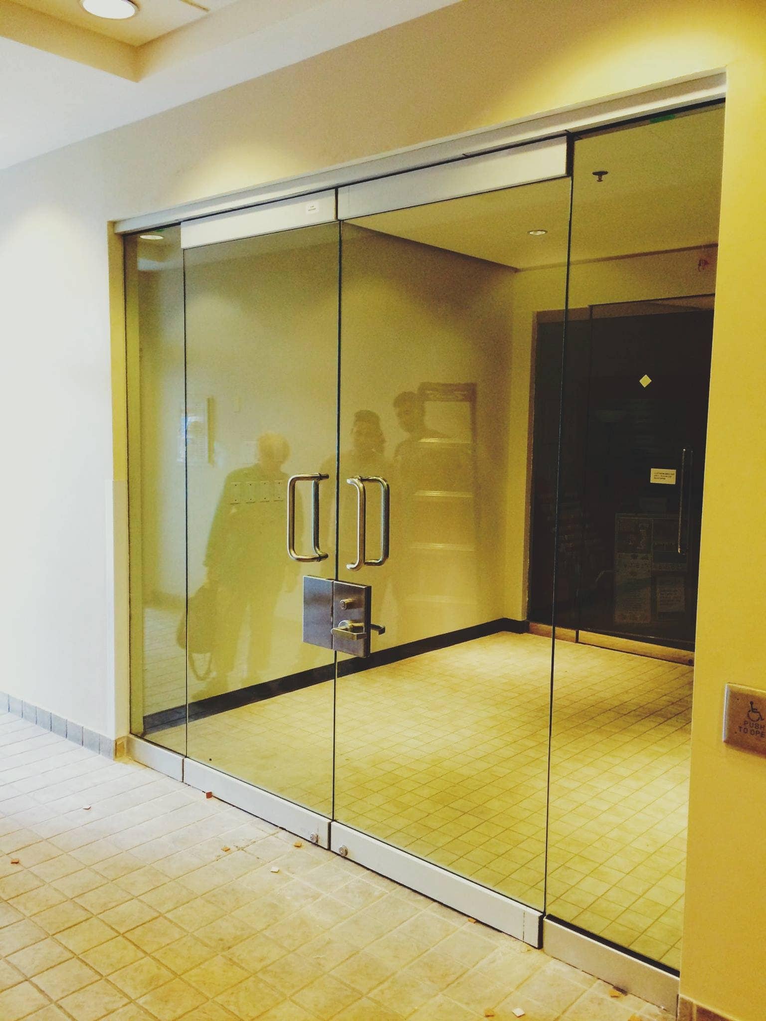 Frameless toughened glass door